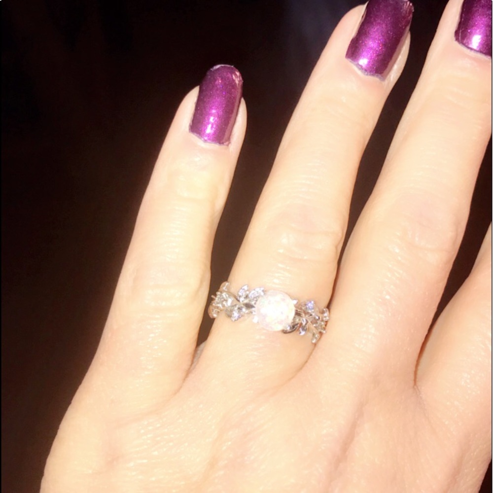 BRAND NEW .925 SILVER WHITE OPAL LEAF RING - - Picture 6 of 8